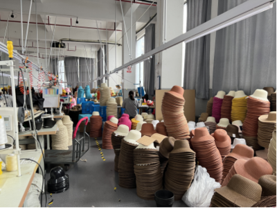 溫嶺新鄉(xiāng)賢“帽助·共富工坊” 戴好群眾共富帽，編織紡織材料小簾的致富夢(mèng)